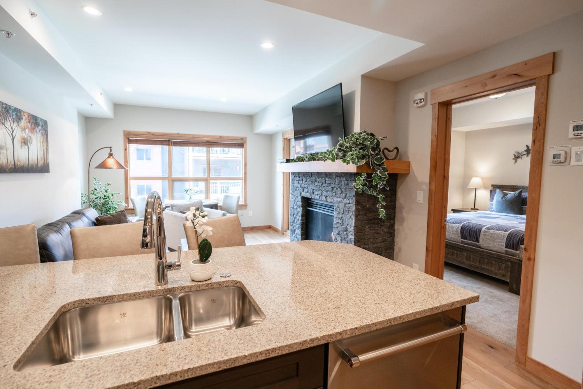 Spring Creek Luxury King One Bedroom At White Spruce Lodge Canmore Exteriör bild