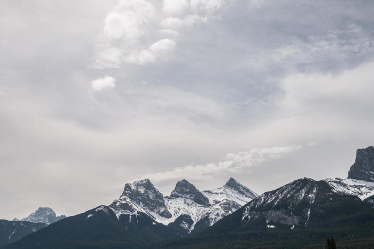 Spring Creek Luxury King One Bedroom At White Spruce Lodge Canmore Exteriör bild