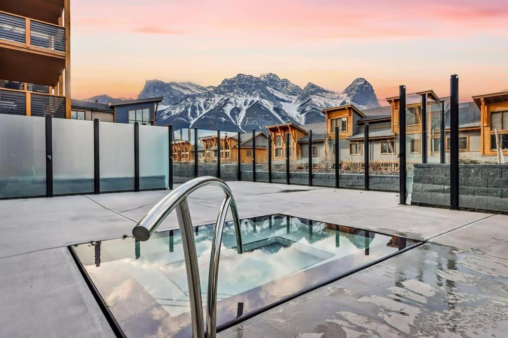 Spring Creek Luxury King One Bedroom At White Spruce Lodge Canmore Exteriör bild