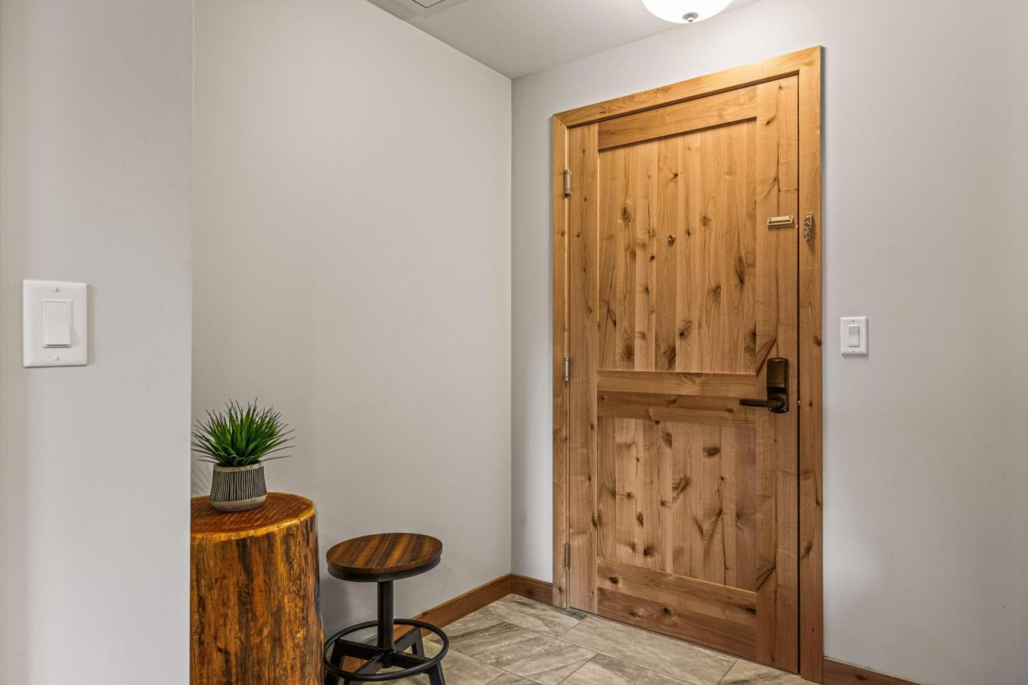 Spring Creek Luxury King One Bedroom At White Spruce Lodge Canmore Exteriör bild
