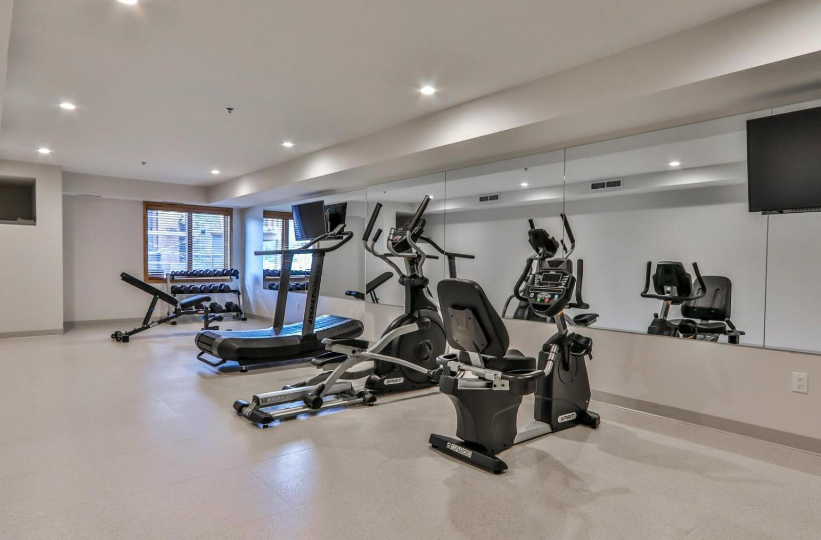Spring Creek Luxury King One Bedroom At White Spruce Lodge Canmore Exteriör bild