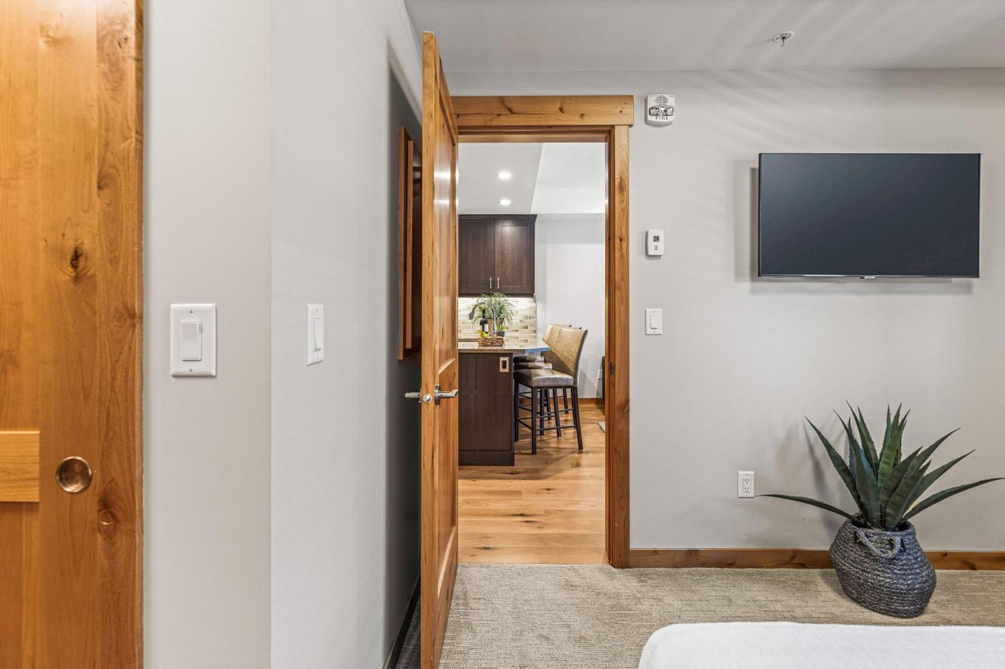 Spring Creek Luxury King One Bedroom At White Spruce Lodge Canmore Exteriör bild