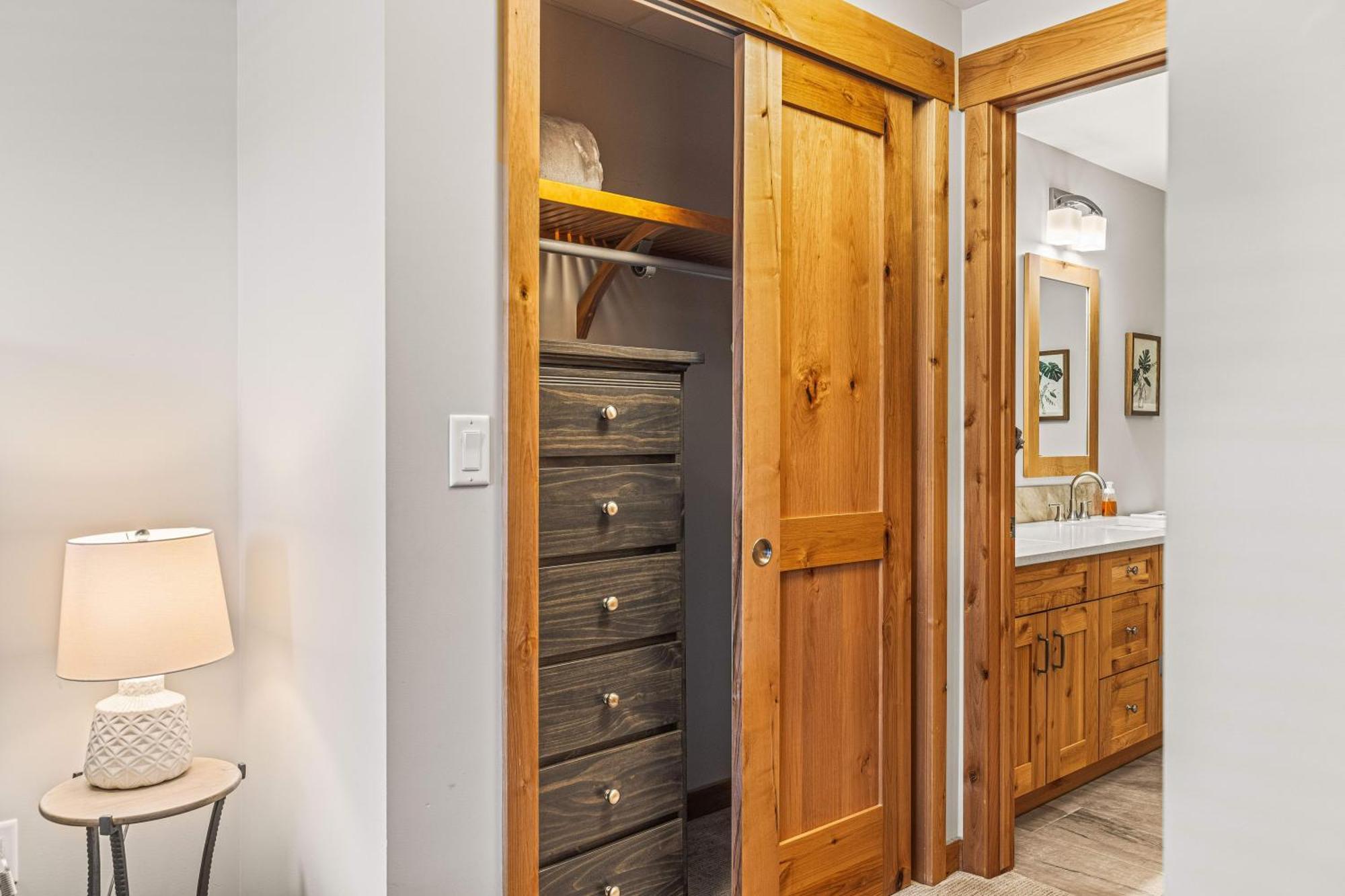 Spring Creek Luxury King One Bedroom At White Spruce Lodge Canmore Exteriör bild