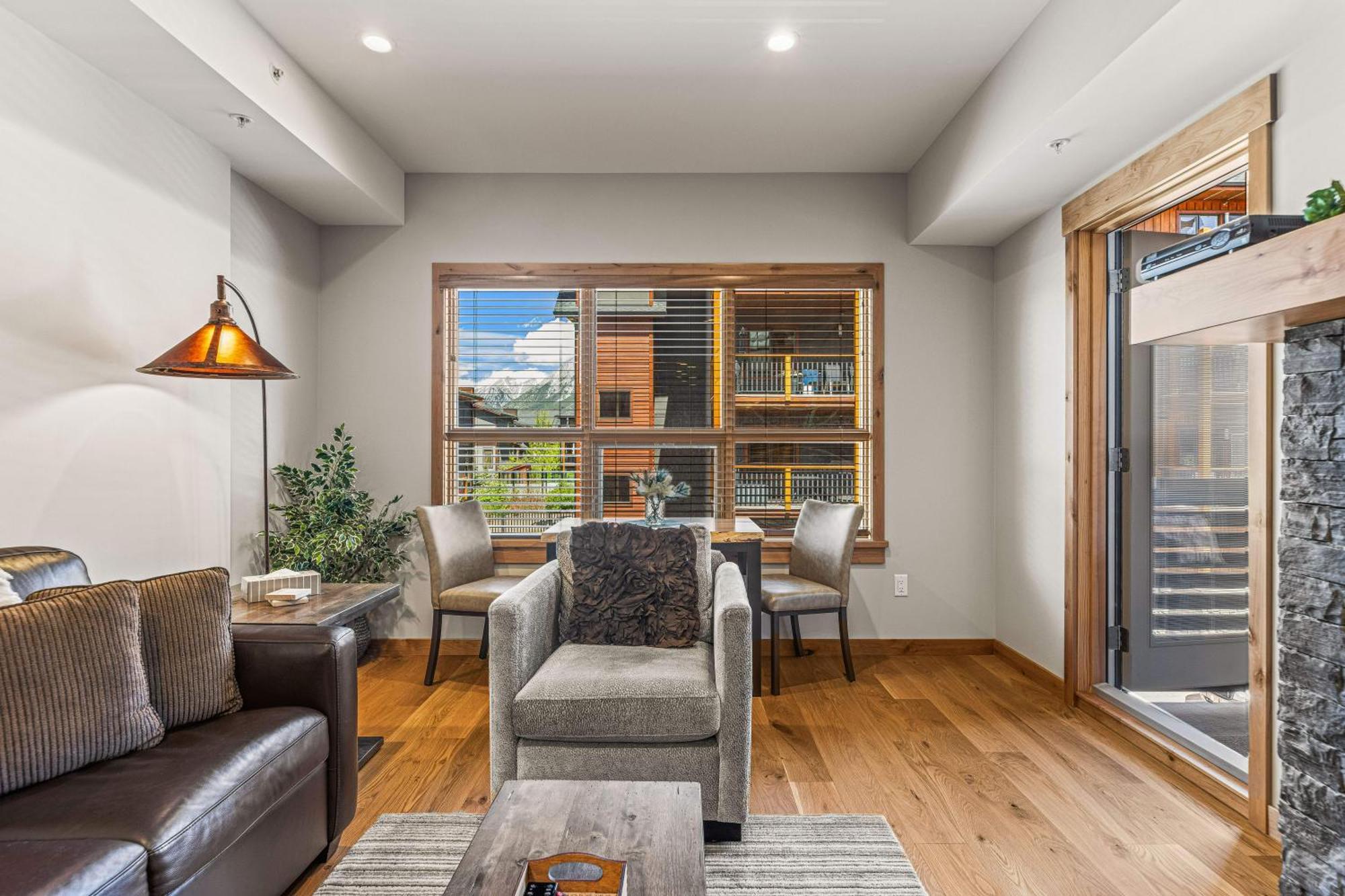 Spring Creek Luxury King One Bedroom At White Spruce Lodge Canmore Exteriör bild