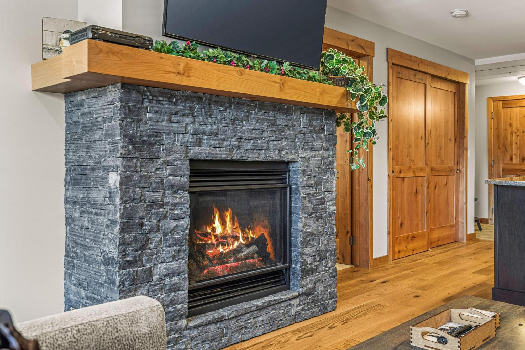 Spring Creek Luxury King One Bedroom At White Spruce Lodge Canmore Exteriör bild
