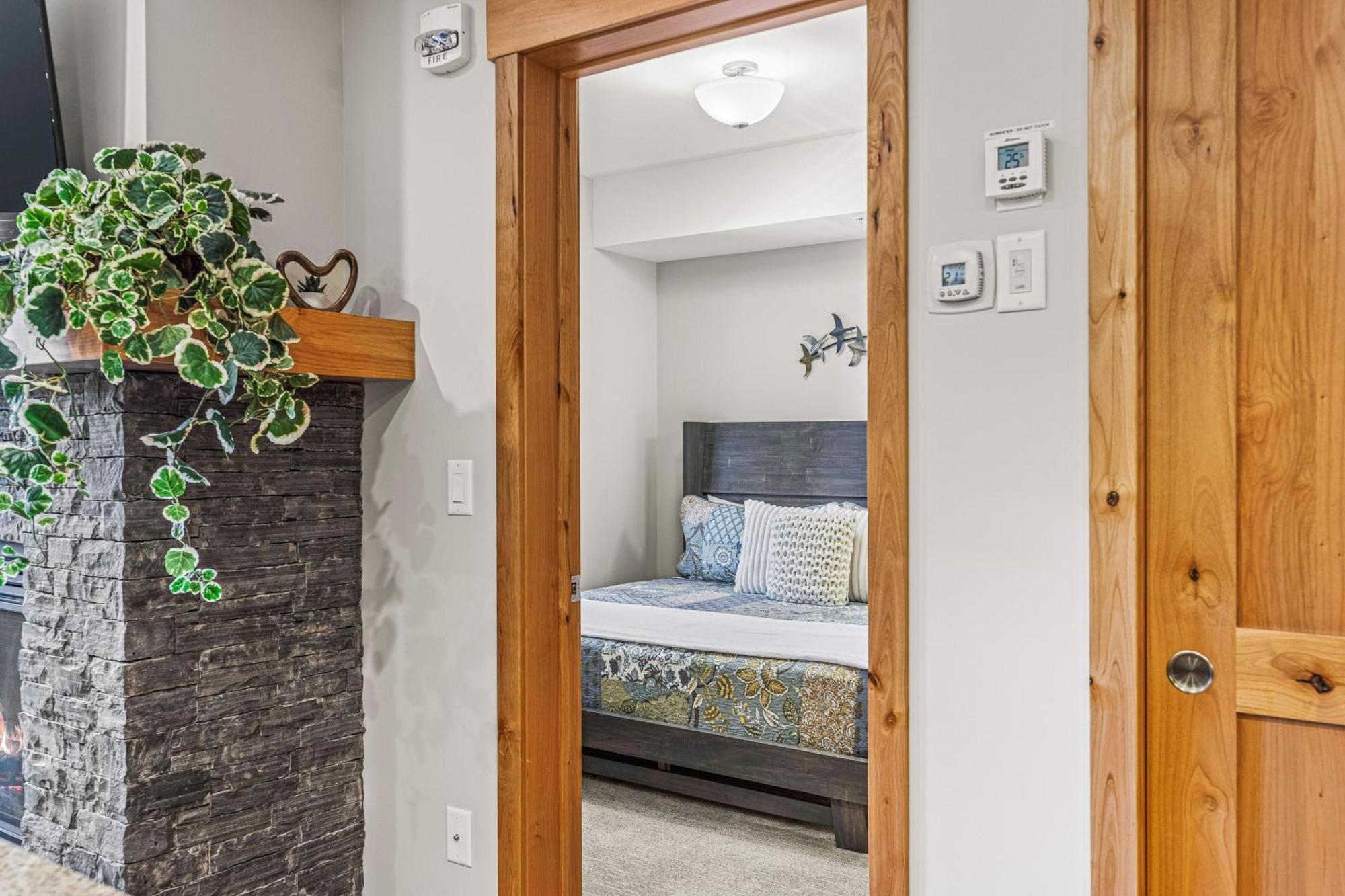Spring Creek Luxury King One Bedroom At White Spruce Lodge Canmore Exteriör bild