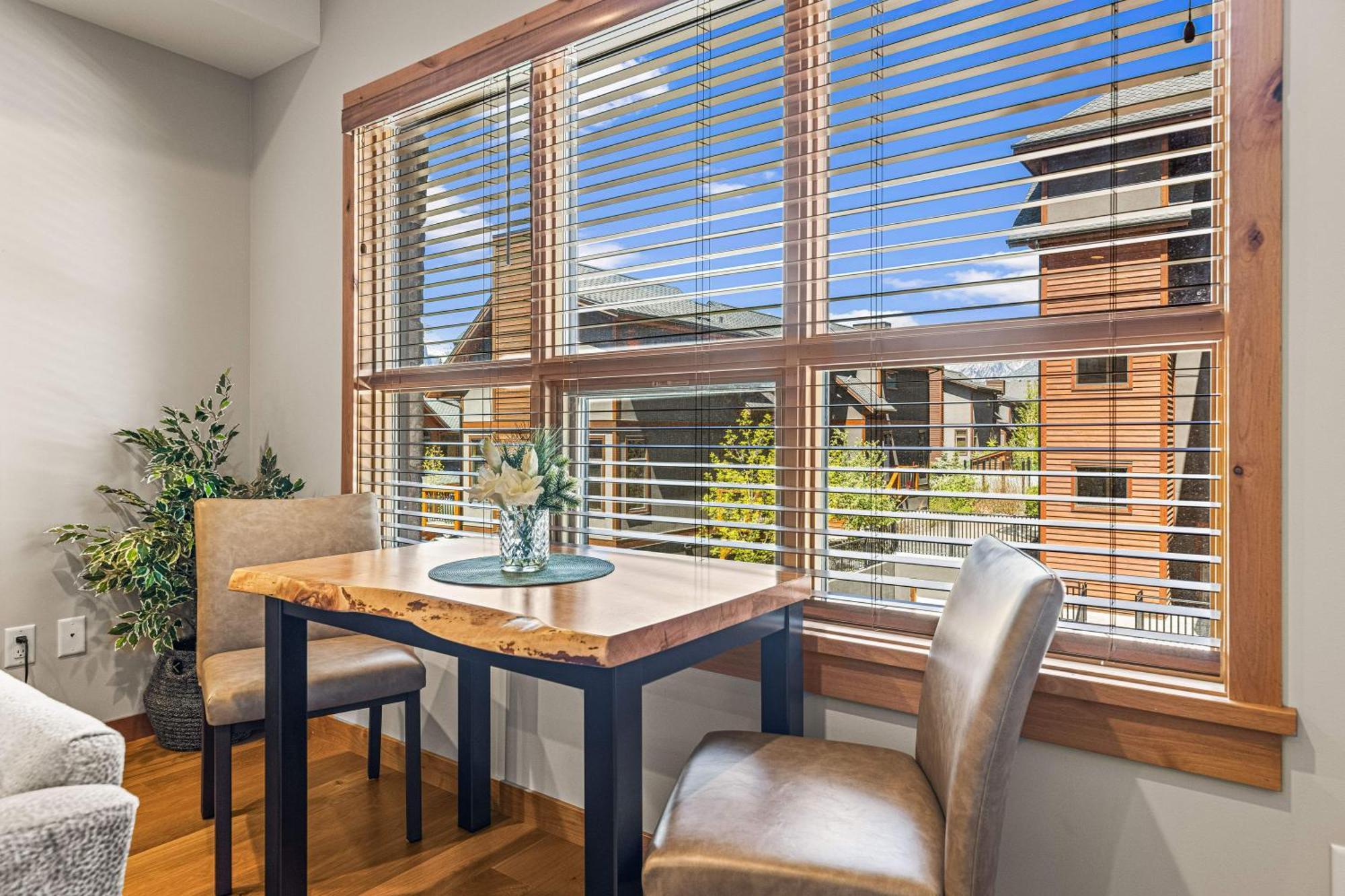Spring Creek Luxury King One Bedroom At White Spruce Lodge Canmore Exteriör bild