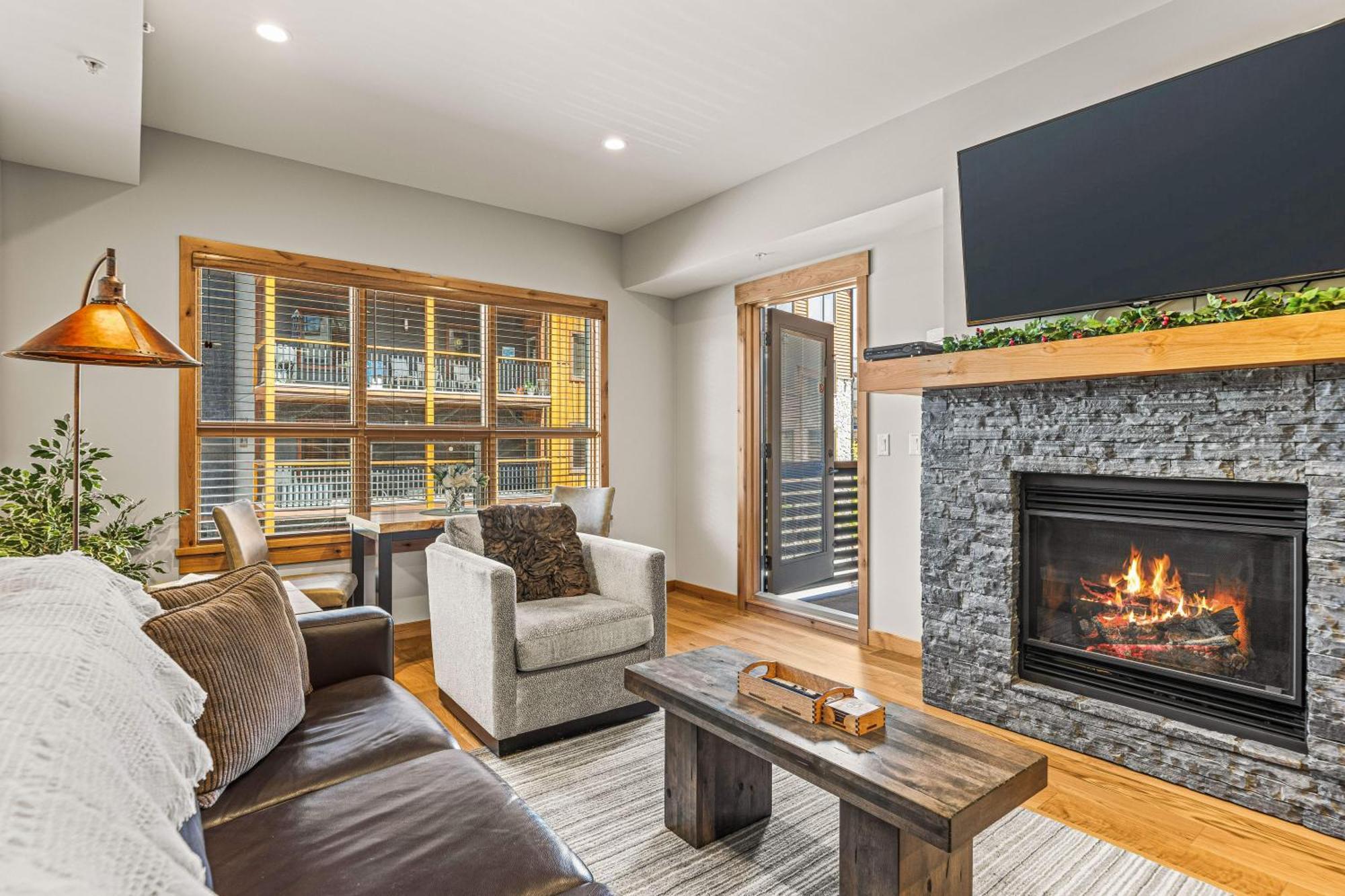 Spring Creek Luxury King One Bedroom At White Spruce Lodge Canmore Exteriör bild