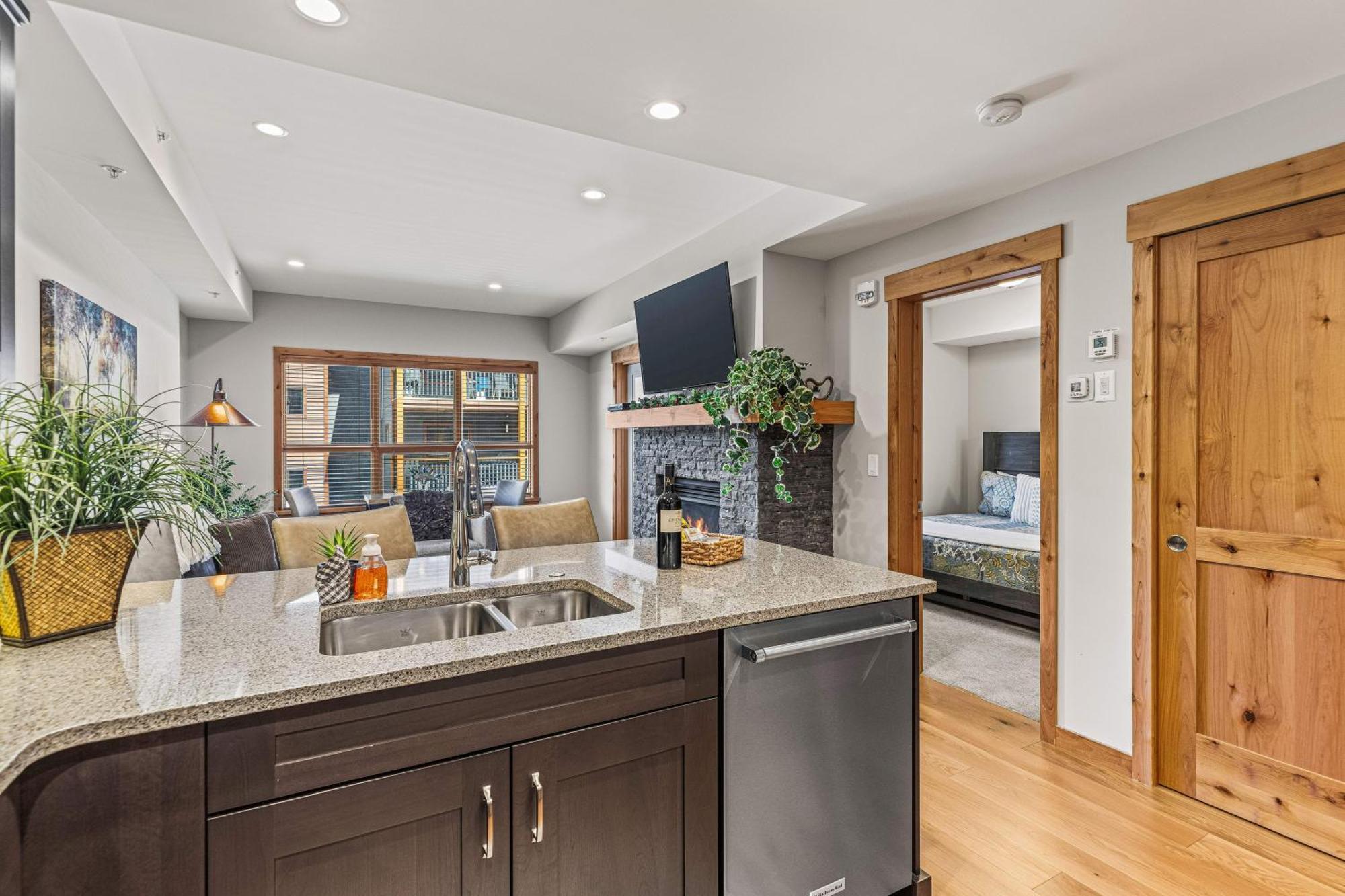 Spring Creek Luxury King One Bedroom At White Spruce Lodge Canmore Exteriör bild