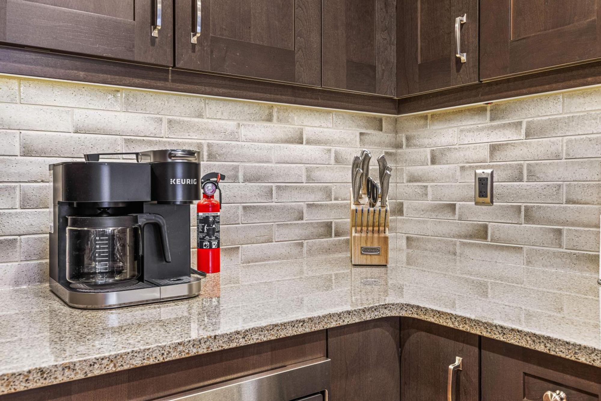 Spring Creek Luxury King One Bedroom At White Spruce Lodge Canmore Exteriör bild