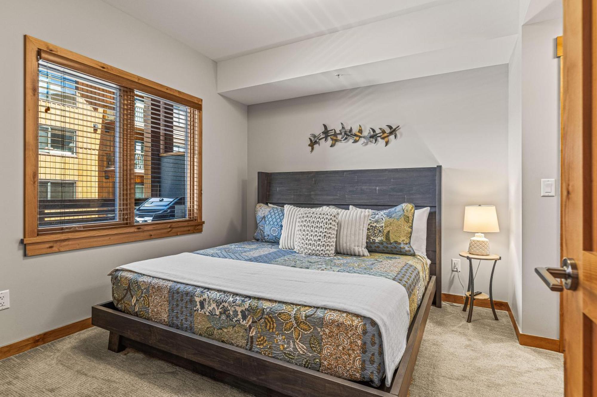 Spring Creek Luxury King One Bedroom At White Spruce Lodge Canmore Exteriör bild