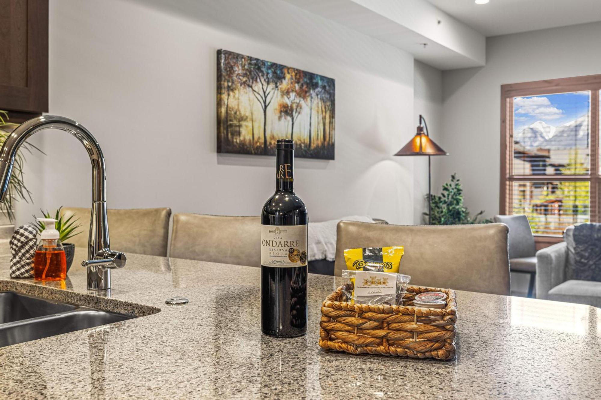 Spring Creek Luxury King One Bedroom At White Spruce Lodge Canmore Exteriör bild
