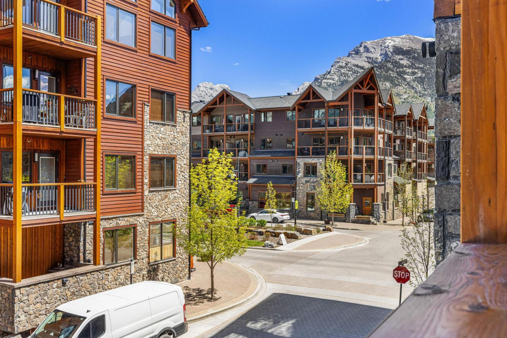 Spring Creek Luxury King One Bedroom At White Spruce Lodge Canmore Exteriör bild